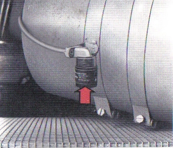 Volvo B10M Mk I Engine air cleaner filter pressure drop indicator